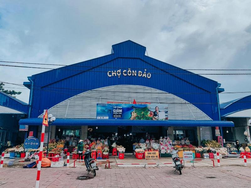 Hinh anh du khach vieng nghia trang hang duong con dao voi thai do ton kinh